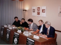 1996 Persconferentie Nieuwspoort met Rene Danen, Abdou Menebhi, Jacques Wallage, Korthals Altes en Wolfensberger