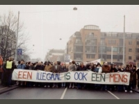 FILMPJE: Demonstratie voor illegalen in Amsterdam 1996